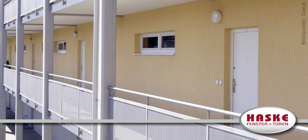 Laubengangtüren in den Aussengängen von Wohnblocks